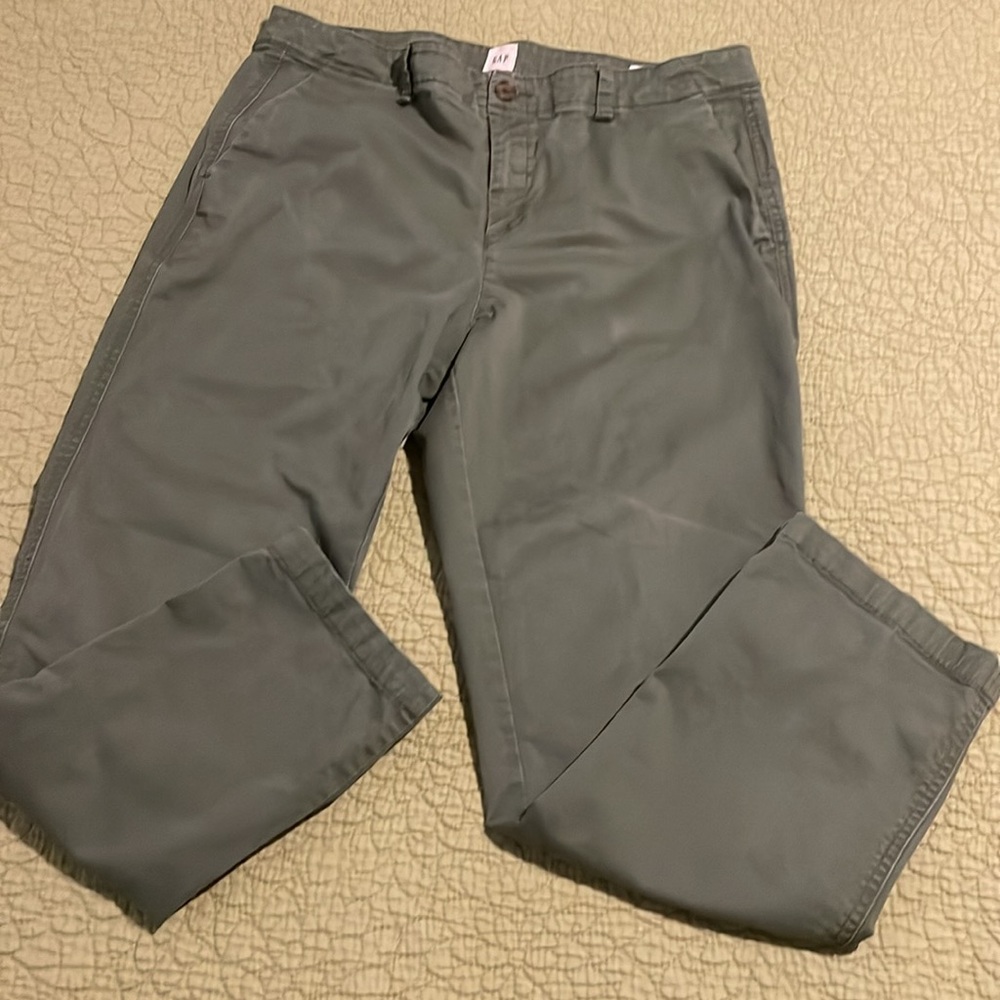 Gap Olive Girlfriend Khaki’s Sz 12 97% Cotton 3% spandex. Maxhine Wash & Dry